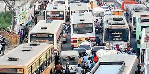 ஒரே நேரத்தில் சென்னை திரும்பிய மக்கள்: கோயம்பேட்டில் கடும் போக்கவரத்து நெரிசல்