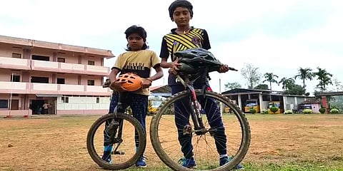 கூடலூர்: யுனி சைக்கிள் மற்றும் லுனி சைக்கிள்களை ஓட்டி அசத்தும் அண்ணன் தங்கை