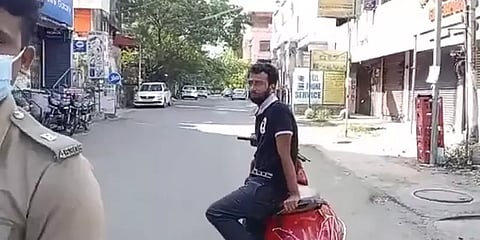 குடிபோதையில் முகக்கவசமின்றி பயணித்த சுகாதார ஆய்வாளர்: காவலரை தாக்கியதால் பரபரப்பு