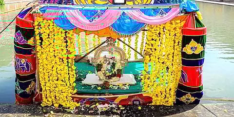 பக்தர்கள் இன்றி எளிமையாக நடைபெற்ற மதுரை மீனாட்சியம்மன் கோயில் தெப்பத் திருவிழா