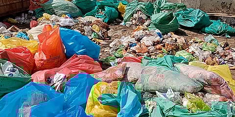 திருச்சி அரசு மருத்துவமனையில் குவியல் குவியலாக மருத்துவக் கழிவுகள்; தொற்று பரவும் அபாயம்