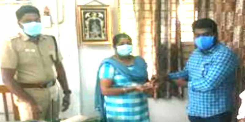 கோவை: 2 பவுன் தங்க நகையை தொலைத்த பெண் காவலர்: மீட்டுக் கொடுத்த நபருக்கு பாராட்டு