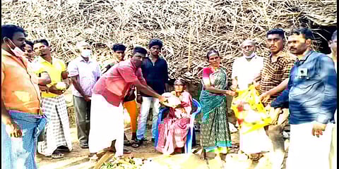 சிதிலமடைந்த வீட்டில் வசித்த மூதாட்டி: புதுவீடு அமைத்துக் கொடுத்த ஃபேஸ்புக் நண்பர்கள்