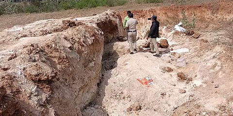 கிருஷ்ணகிரி: கோலமாவு கல் எடுக்க நினைத்து மண் சரிவில் சிக்கிய 4 பெண்கள் - இருவர் உயிரிழப்பு