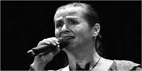 தடுப்பூசியைத் தவிர்க்க கொரோனாவோடு விபரீத முயற்சி - செக் நாட்டு பாடகி ஹனா பரிதாப மரணம்