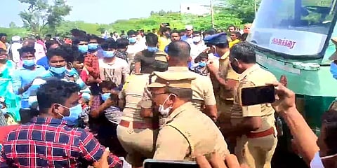 கோயில் குடமுழுக்கு விழா நடத்துவதில் ஏற்பட்ட பிரச்னை: சாலை மறியலில் ஈடுபட்ட கிராமத்தினர்