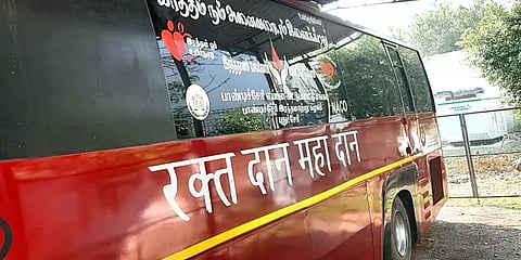 நடமாடும் இரத்த வங்கி வாகனத்தில் இந்தியை திணிப்பதா? - மீண்டும் தமிழில் எழுதக் கோரிக்கை