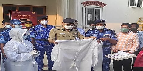 எழும்பூர் காவலர் மருத்துவமனைக்கு பிரத்யேக கொரோனா கவச உடைகளை வழங்கிய சிஆர்பிஎஃப்