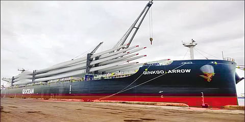 ராட்சத காற்றாலை இறகுகளை கையாண்டு புதிய சாதனை படைத்த தூத்துக்குடி வ.உ.சி. துறைமுகம்