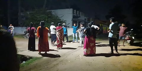 திருச்சியில் அடுத்தடுத்து உயிரிழந்த 18 நாய்கள் - போலீஸ் நடவடிக்கை எடுக்க கோரிக்கை