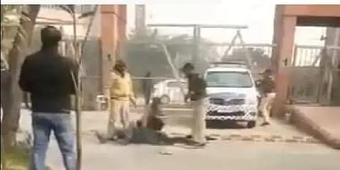 "குடும்பம் பட்டினியால் வாடுகிறது" - உச்சநீதிமன்றத்திற்கு வெளியே தீக்குளித்த நபர்