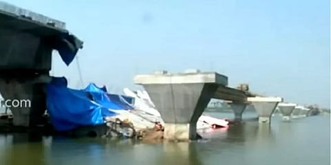 கொள்ளிடம் ஆற்றில் பணியின்போது இடிந்து விழுந்த புதிய பாலம் - விபத்துக்கு காரணம் இதுதான்!