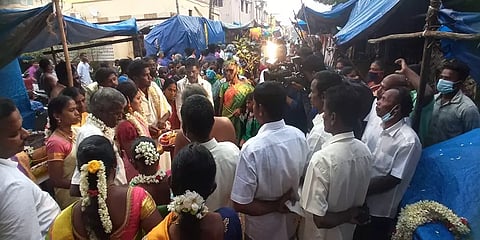 முழு ஊரடங்கு எதிரொலி: கோயில் வாசலில் யூட்யூபில் மேளதாளம் ஒலிக்க நடைபெற்ற திருமணங்கள்
