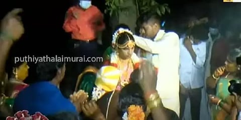 முழு முடக்கம்: கோயிலுக்கு வெளியே நடைபெற்ற திருமணங்கள்