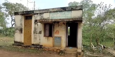 காரைக்குடி: சேதமடைந்து சமூக விரோதிகளின் கூடாரமான கால்நடை மருத்துவமனை