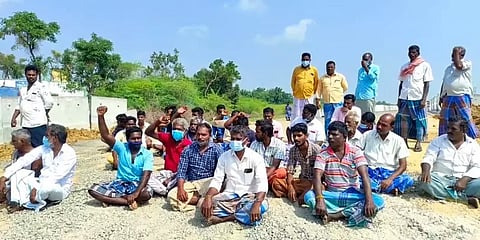 அரியலூர்: இணைப்பு மேம்பாலம் கேட்டு மறியலில் ஈடுபட்ட கிராம பொதுமக்கள்