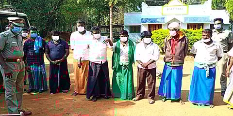 தேனி: சோதனையிட்ட வனக்காவலரை தாக்கிவிட்டு யானை தந்தங்களை விற்க முயன்ற 9 பேர் கைது