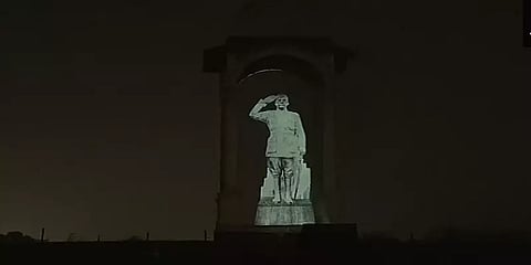 நேதாஜியின் முப்பரிமாண ஒளி சிலையை டெல்லியில் திறந்து வைத்தார் பிரதமர் மோடி