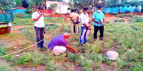 ஸ்ரீவில்லிபுத்தூர்: பொதுமக்கள் நடமாடும் பகுதியில் கிடந்த நாட்டு வெடிகுண்டுகள்