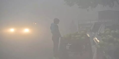 தலைநகர் டெல்லியை சூழ்ந்த பனிமூட்டம்