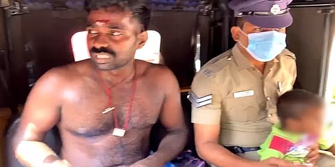 மதுரை: ஆட்சியர் அலுவலகத்தில் 2 வயது கைக்குழந்தையுடன் இளைஞர் தீக்குளிக்க முயற்சி