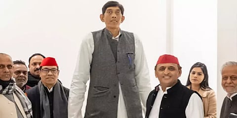 '8 அடி 1 இன்ச்'.. சமாஜ்வாதி கட்சியில் இணைந்தார் இந்தியாவின் உயரமான மனிதர்!