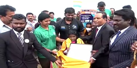 சென்னை: 19 கிலோமீட்டர் தூரத்தை 6.14 மணி நேரத்தில் நீந்தி உலக சாதனை படைத்த 8 வயது சிறுமி