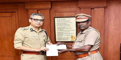 தூய தமிழில் பேசி அசத்தும் உதவி ஆய்வாளர்.. நேரில் அழைத்து பாராட்டிய சென்னை காவல் ஆணையர்