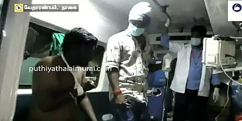 தமிழக மீனவர்கள் மீது இலங்கை கடற்கொள்ளையர்கள் கொடூர தாக்குதல் - பொருட்கள் கொள்ளை