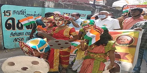 சென்னை: வேலு நாச்சியார், வ.உ.சி முகமூடியுடன் மாணவ- மாணவிகளின் ஊர்வலம்