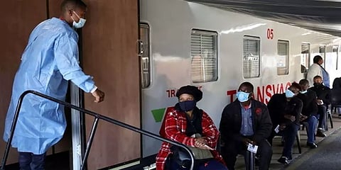 'பிளாஸ்டிக்கில் 8 நாட்களும்; தோலில் 21 மணிநேரமும் ஓமைக்ரான் உயிர்வாழும்' - ஆய்வில் தகவல்