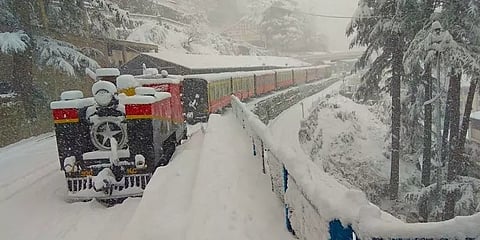 வரலாறு காணாத பனிப்பொழிவு.. பனிப் போர்வை உடுத்திய சிம்லா ரயில் நிலையம் - குளு குளு படங்கள்