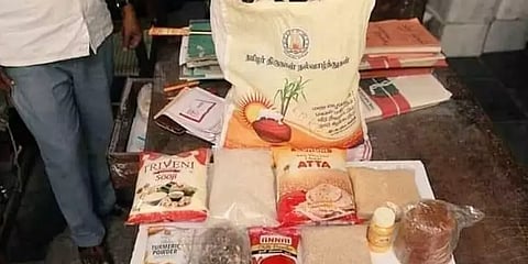 பொங்கல் பரிசுத் தொகுப்பில் தரமற்ற பொருட்கள் எனப் புகார் - மேலாளர் இடைநீக்கம்