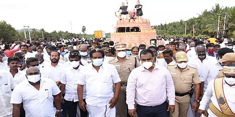 குடியரசு தின அலங்கார ஊர்தி: உற்சாகமாக மலர்தூவி வரவேற்ற மதுரை மக்கள்