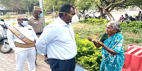 சொத்தை அபகரித்த மகன்கள் வீட்டை விட்டு விரட்டியதாக மதுரை ஆட்சியரிடம் மூதாட்டி புகார்