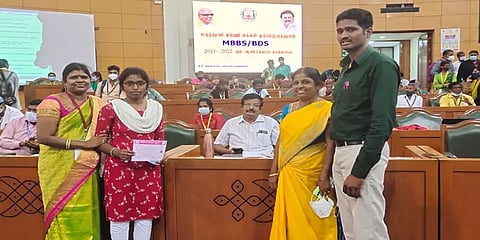 ”அரசின் ஆன்-லைன் நீட் பயிற்சி மூலம் மருத்துவர் கனவு நனவானது” - கூலி தொழிலாளியின் மகள்