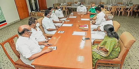 அதிக இடங்களை கேட்கும் பாஜக? வழங்க மறுக்கும் அதிமுக? - சூடுபிடிக்கும் பேச்சுவார்த்தை!