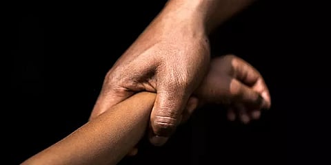 பள்ளி மாணவிக்கு முத்தம் கொடுத்த தலைமையாசிரியர் - வீடியோ வைரலானதால் போக்சோவில் கைது