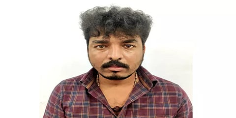 “நான் ஐஏஎஸ் அதிகாரி” - போலீசிடம் விசிட்டிங் கார்டை கொடுத்து தானாக சிக்கிய போலி ஆசாமி