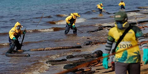 தாய்லாந்து: எண்ணெய் கசிவால் மாசடைந்த கடல்