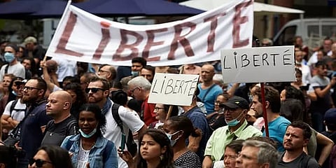 பிரான்ஸ்: தடுப்பூசி சான்று இல்லாதவர்கள் பொது இடங்களுக்கு வர கட்டுப்பாடு - மக்கள் போராட்டம்