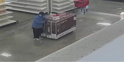 கடையில் 70 இன்ச் டிவியை திருட முயன்று சிக்கிய நபர் - சிசிடிவி காட்சி வெளியீடு