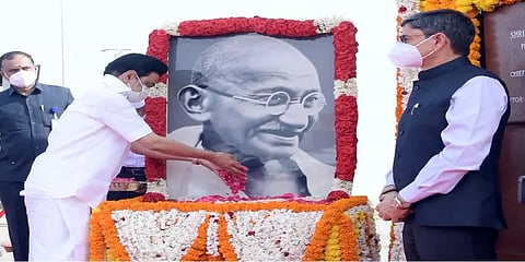 காந்தி சிலைக்கு ஆளுநர் ஆர்.என்.ரவி - முதல்வர் மு.க.ஸ்டாலின் இணைந்து மரியாதை