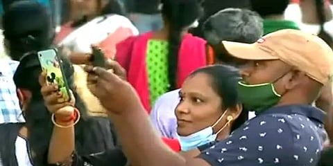 தளர்த்தப்பட்ட கட்டுப்பாடுகள்.. விடுமுறைநாளில் மெரினா கடற்கரையில் குவிந்த மக்கள் கூட்டம்