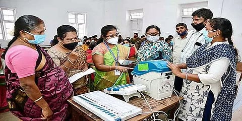 தேர்தல் பணியில் ஈடுபடும் அலுவலர்கள் யார் யாருக்கு விலக்கு? - குழு அமைப்பு