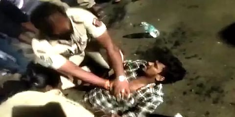 சாலை விபத்தில் மயக்கமடைந்த நபர் - முதலுதவி அளித்து காப்பாற்றிய அமைந்தகரை காவலர்கள்