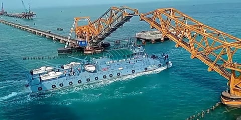 பாம்பன் தூக்கு பாலத்தை கடந்து சென்ற கப்பல்கள்: ஆர்வமுடன் கண்டு ரசித்த சுற்றலா பயணிகள்