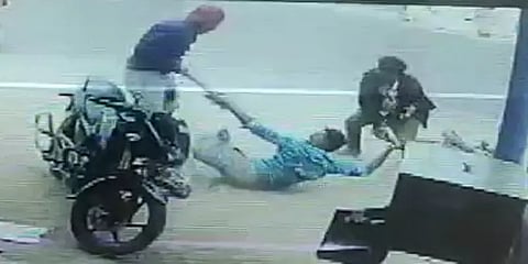 திண்டுக்கல்: டீ குடித்துக் கொண்டிருந்த இளைஞரை பட்டபகலில் வெட்டிக் கொலை செய்த மர்ம கும்பல்