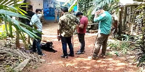 கேரளா: நாட்டு வெடிகுண்டு தயாரித்தபோது ஆர்எஸ்எஸ் பிரமுகரின் 2 கைவிரல்கள் துண்டானது