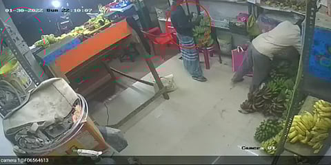 சென்னை மாங்காட்டில் வாழைத்தார் வாங்குவது போல நடித்து பணத்தை திருடி சென்ற நபர்